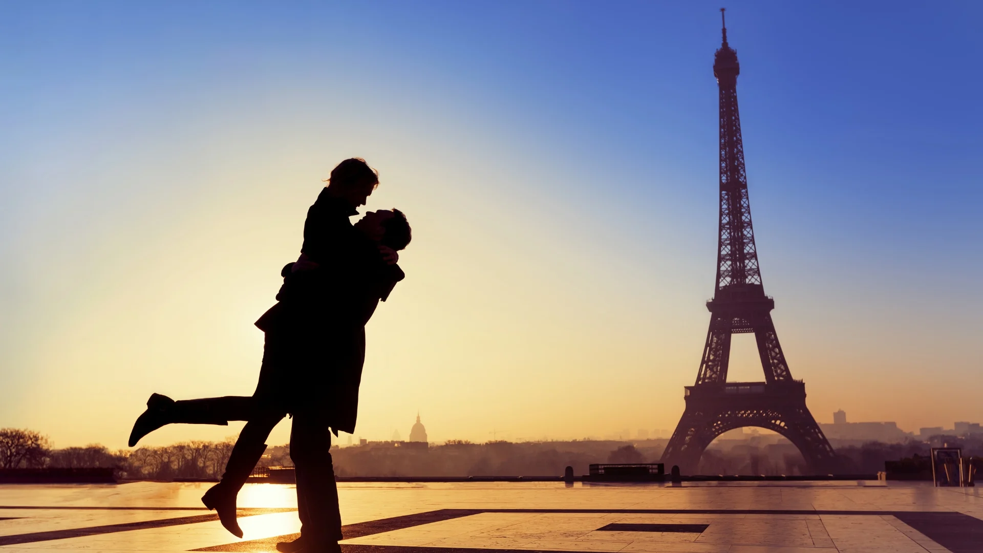 Blog_Couple-embracing-by-the-Eiffel-Tower-at-sunset_Couple-infront-of-eiffel-tower