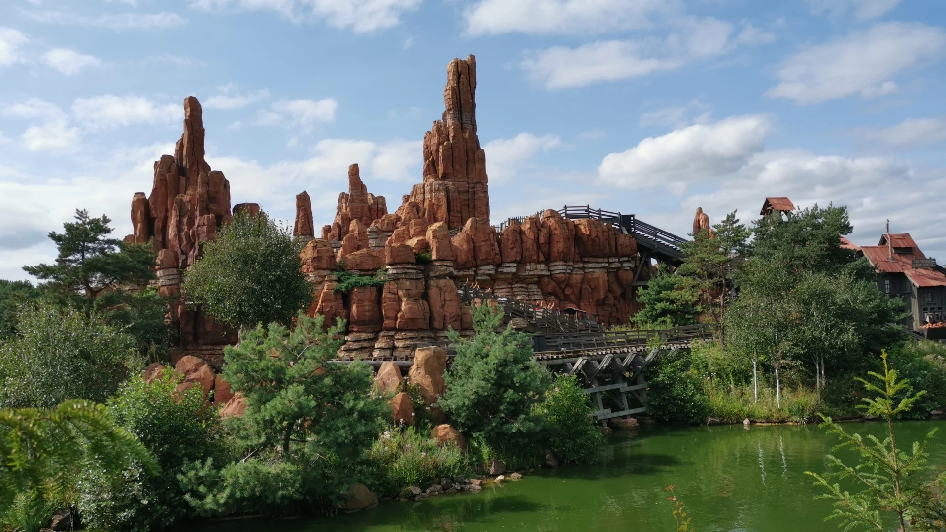 Blog_Exploring-the-Best-Rides-at-Disneyland-Paris_Big-Thunder-Mountain