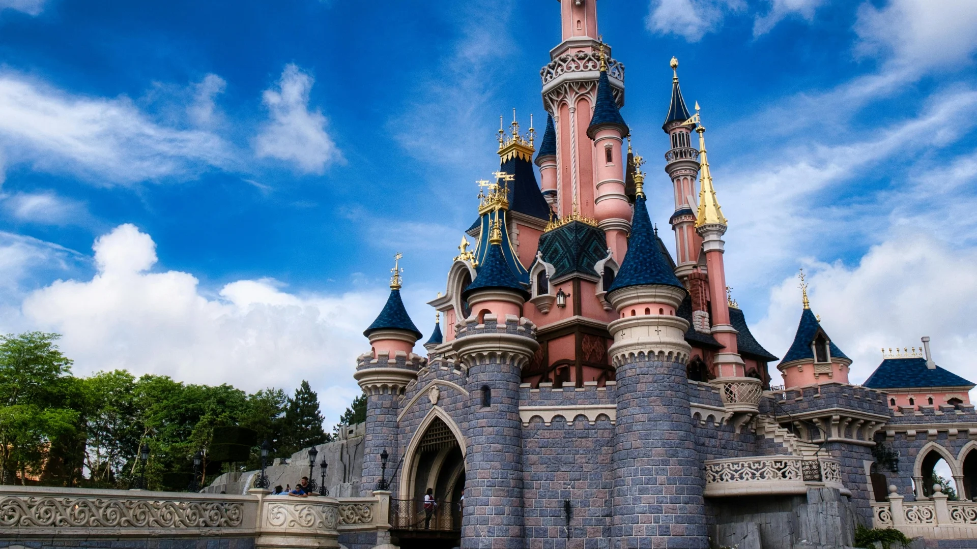 Blog_How-to-Enjoy-Every-Moment-of-Magic-Hours-at-Disneyland-Paris_DIsneyland-Paris-Castle