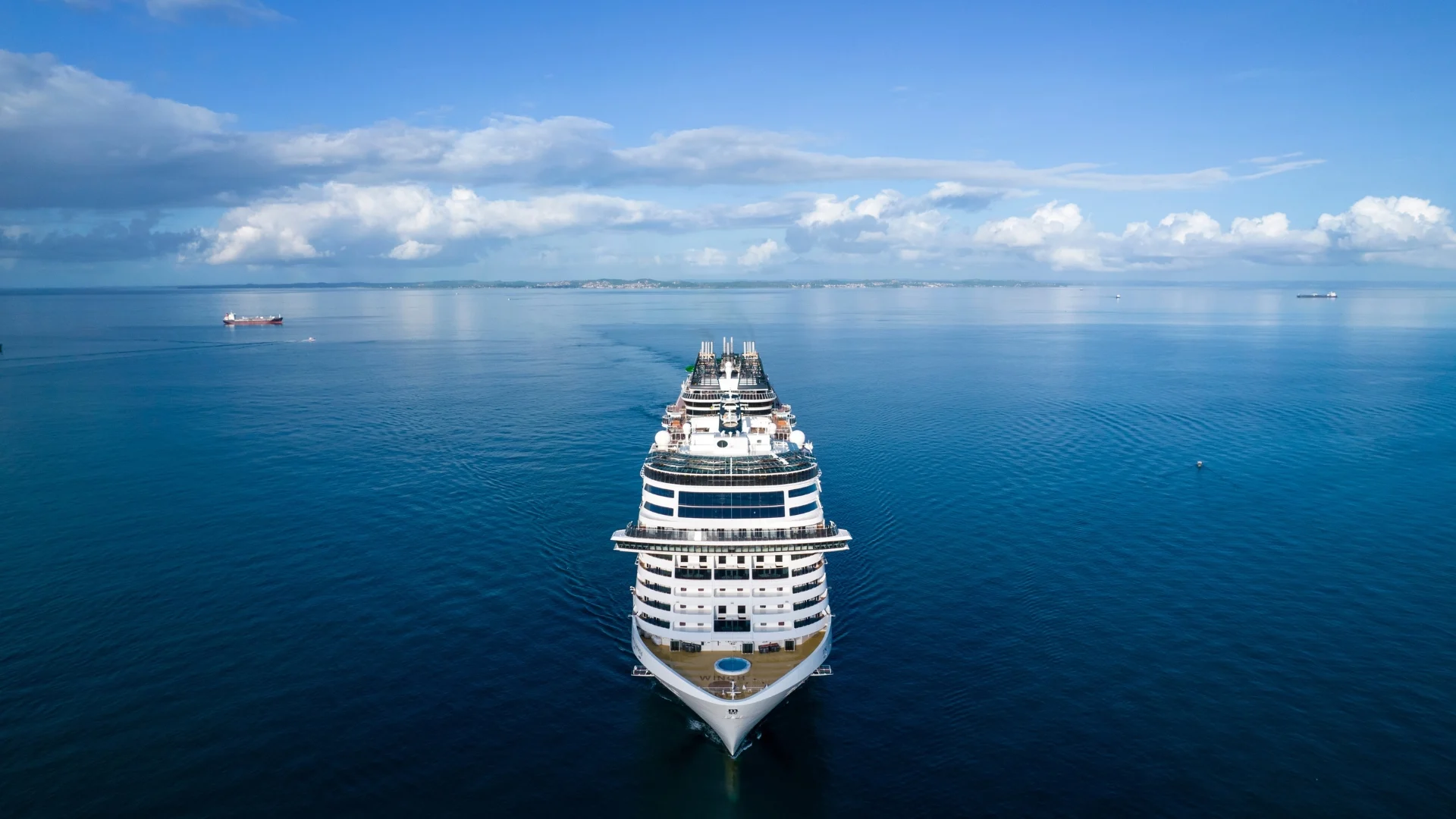 Blog_How-to-Handle-Bad-weather-during-your-cruise-holiday_cruise-ship-on-the-ocean