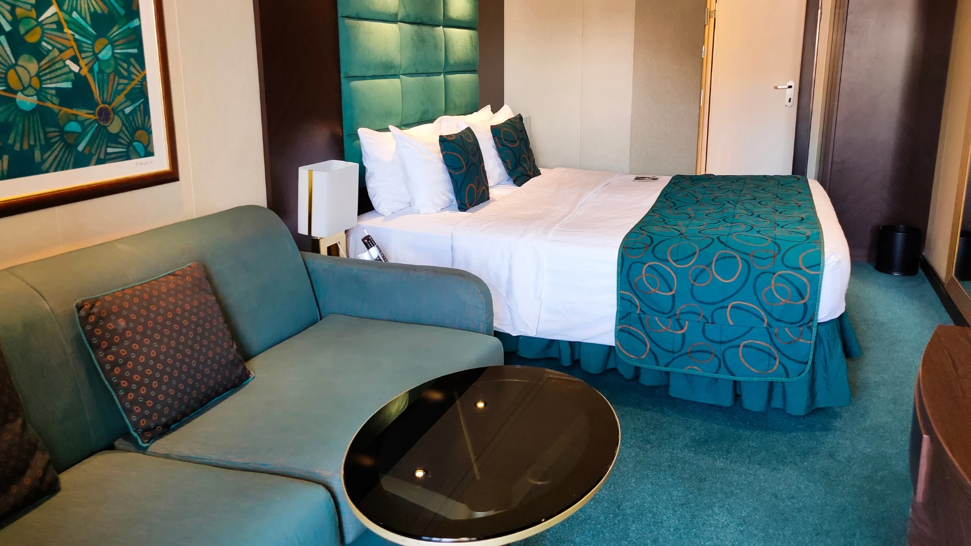 Blog_How-to-Pick-the-Best-Cabin-for-Your-Cruise_Cruise-Ship-Cabin