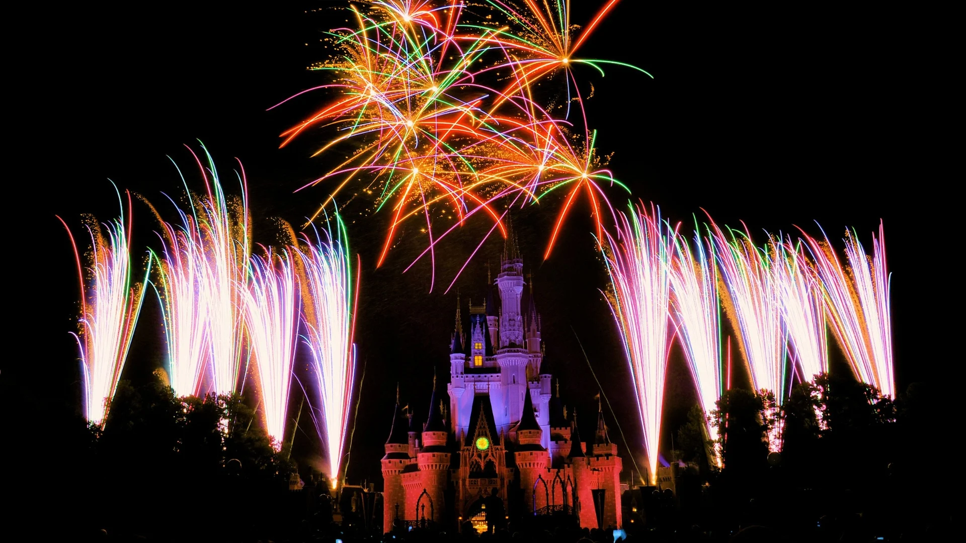 Blog_Must-See-Shows-and-Parades-You-Shouldn't-Miss-at-Walt-Disney-World-Florida_Walt-Disney-World-Fireworks-above-the-castle