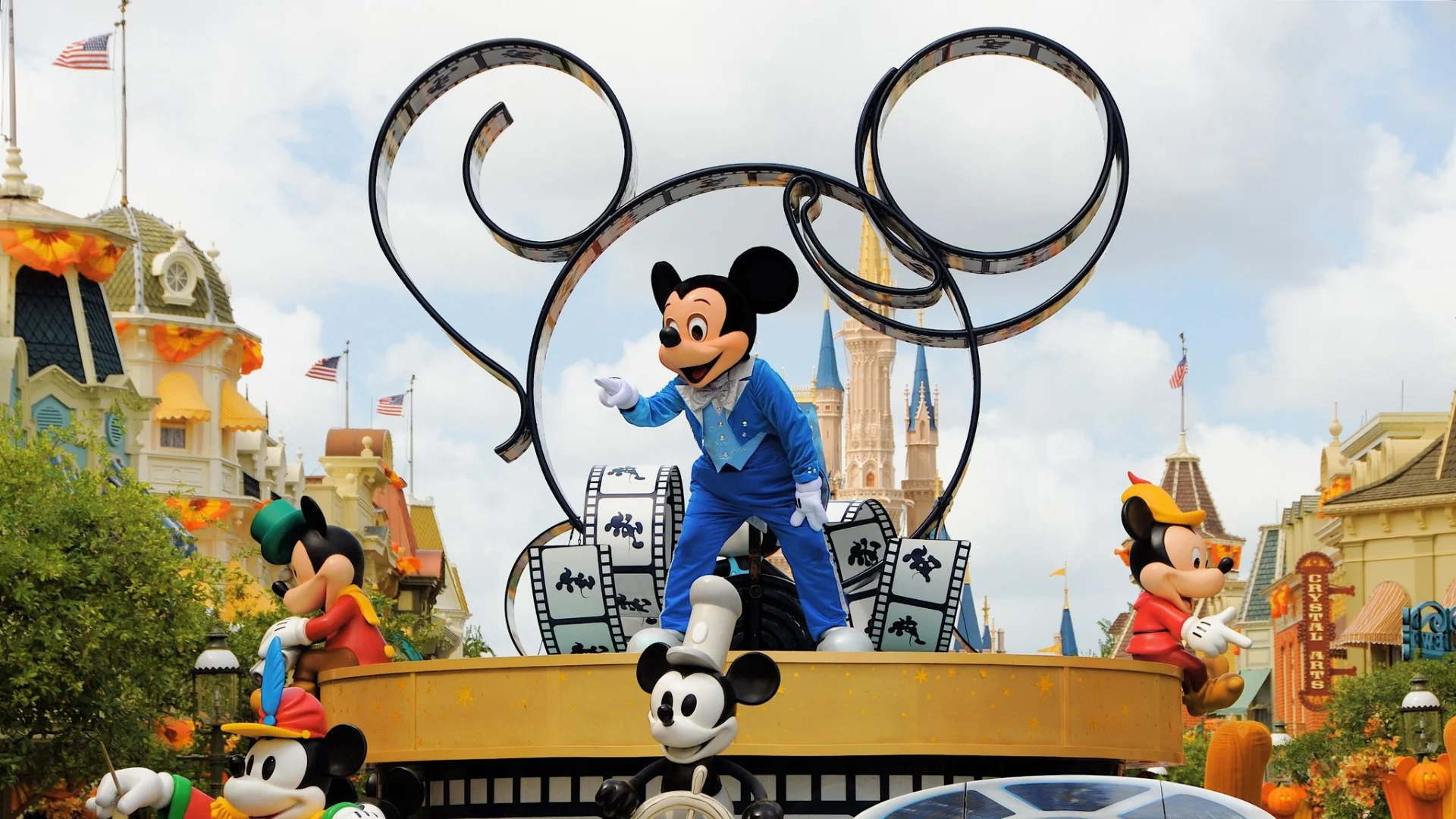 Blog_Save-Big-on-Your-Dream-Disney-Holiday_Walt-Disney-World-Magic-Kingdom-Mickey-Parade