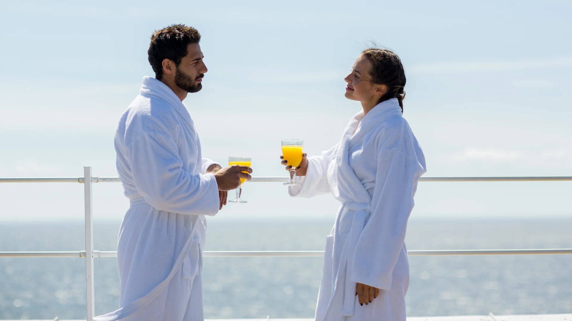 Blog_Staying-Healthy-and-Energised-on-Your-Cruise_couple-in-robes