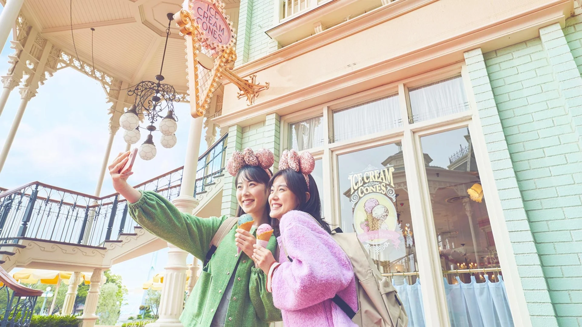 Blog_Top-Foods-to-Try-at-Tokyo-Disneyland_girls-with-ice-cream-tokyo-disneyland