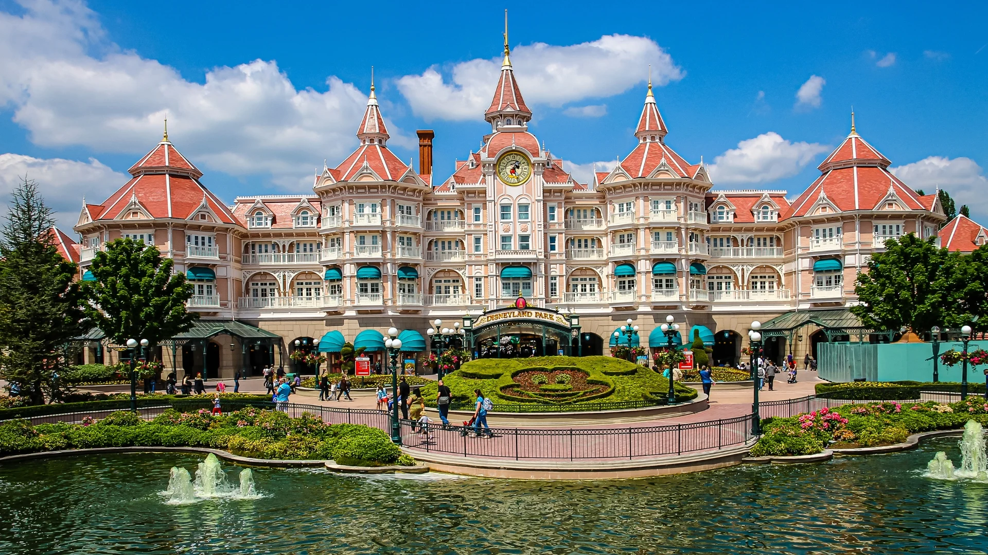 Blog_Why-Magic-Hour- at-Disneyland-Paris-Are-Worth-It_Disneyland-Hotel-Disneyland-Paris